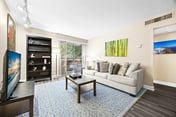 1BR / 1B walking distance to Shands/UF/VA, Pool!