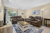 2BR / 1B Walk to Shands Hospital and UF Campus- Pool!