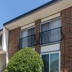 1 Bedroom Condo: Walk to Shands / UF / VA- Pool!