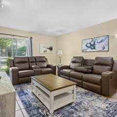 2BR / 1B Walk to Shands Hospital and UF Campus- Pool!