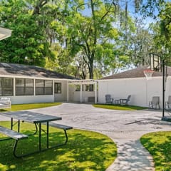 5 Bedroom House Walking Distance to UF/ Swamp