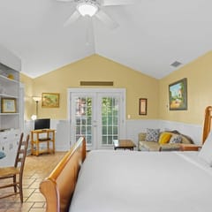 Downtown Guest Studio with Porch and Spa Tub Spats