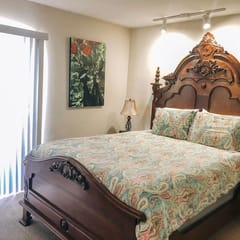 Walk to Shands & VA Hospital, UF, Pool Access