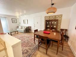 1 Bedroom Condo: Walk to Shands / UF / VA- Pool!