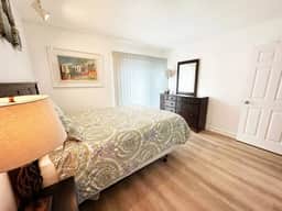1 Bedroom Condo: Walk to Shands / UF / VA- Pool!