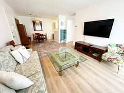 1 Bedroom Condo: Walk to Shands / UF / VA- Pool!