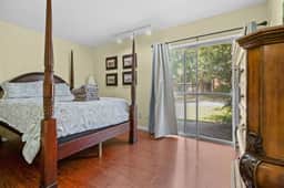 2BR / 1B Walk to Shands Hospital and UF Campus- Pool!