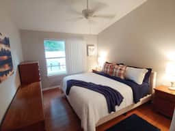 Centrally located 2 bedroom condo for 6 people