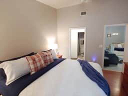 Centrally located 2 bedroom condo for 6 people
