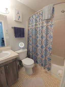 Centrally located 2 bedroom condo for 6 people
