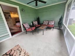 Downtown Guest Studio with Porch and Spa Tub Spats