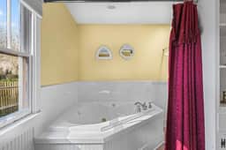 Downtown Guest Studio with Porch and Spa Tub Spats