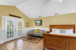 Downtown Guest Studio with Porch and Spa Tub Spats