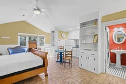 Downtown Guest Studio with Porch and Spa Tub Spats