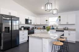 New Home- Sleeps 8 -Near Gainesville & Springs