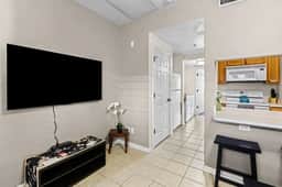 One Block to UF Campus!  1bed 1bath