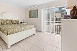 Walk to UF & Shands – Free Parking + Pool