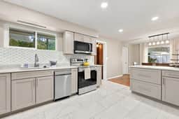 Gator Getaway | Walk to UF & Stadium | Sleeps 12 - Image 5