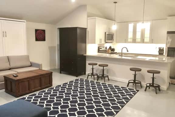 Beautiful Guest Studio- Sleeps 4- Walk to Stadium - Image 1