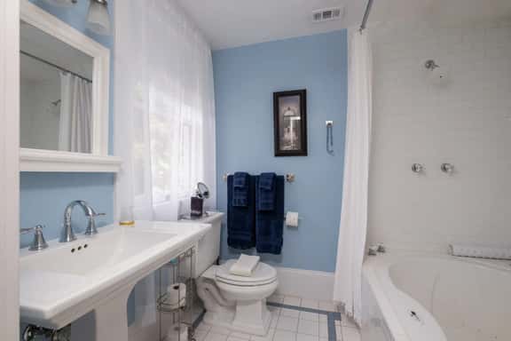 Downtown Beautiful 5 Bedroom with Large Yard - Image 1