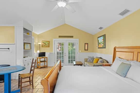 Downtown Guest Studio with Porch and Spa Tub Spats - Image 1