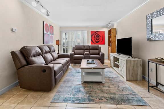 Walk to UF & Shands – Free Parking + Pool - Image 1