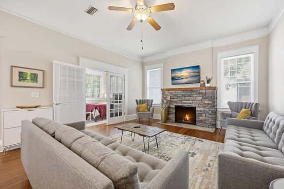 Sleeps 15  Walk to UF, Downtown  50 Restaurants near by - Image 1