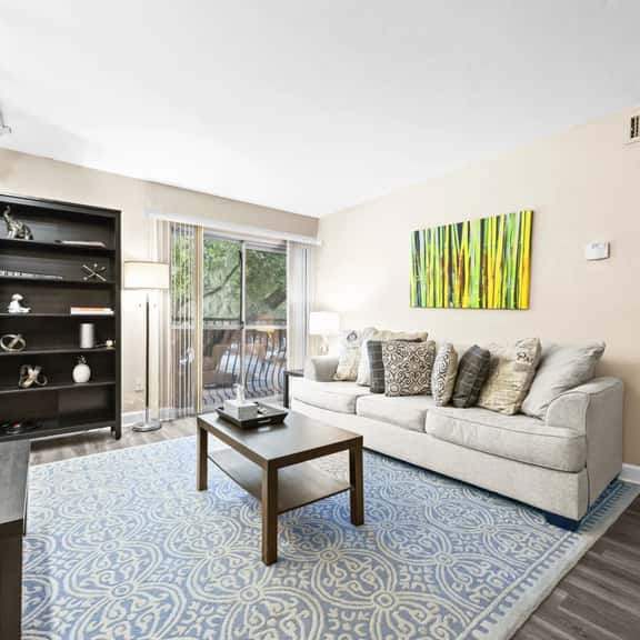 1BR / 1B walking distance to Shands/UF/VA, Pool! - Image 1
