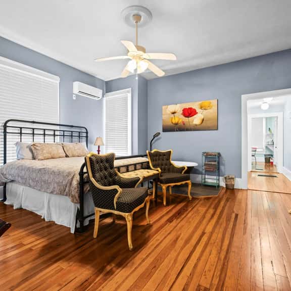 Downtown Apt near UF & Shands w/ Parking - Image 1
