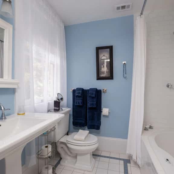 Downtown Beautiful 5 Bedroom with Large Yard - Image 1
