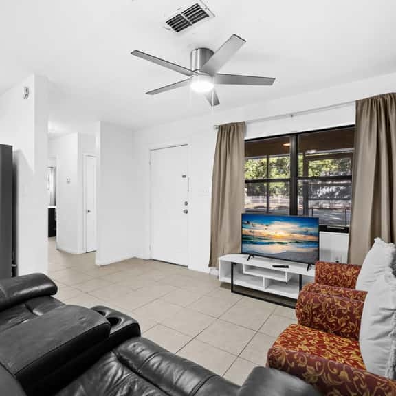 Downtown Duplex- Spacious and Comfy 2 Bedroom - Image 1