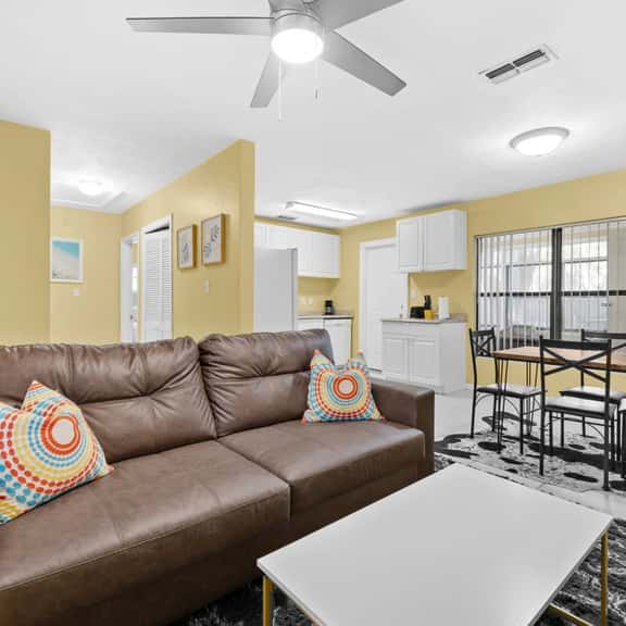 Spacious & Comfy 2 BR Duplex- Downtown - Image 1