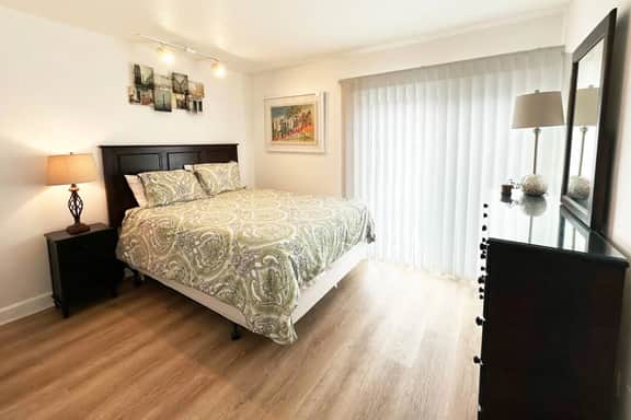 1 Bedroom Condo: Walk to Shands / UF / VA- Pool! - Image 2