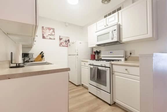 1 Bedroom Condo: Walk to Shands / UF / VA- Pool!