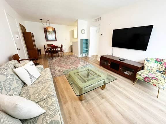 1 Bedroom Condo: Walk to Shands / UF / VA- Pool!