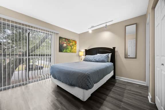 1BR / 1B walking distance to Shands/UF/VA, Pool!