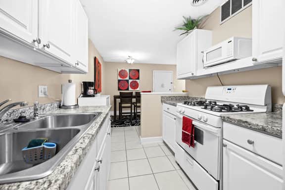 1BR / 1B walking distance to Shands/UF/VA, Pool!