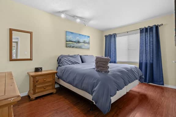 2BR / 1B Walk to Shands Hospital and UF Campus- Pool!