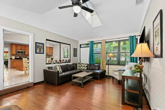 5 Bedroom House Walking Distance to UF/ Swamp