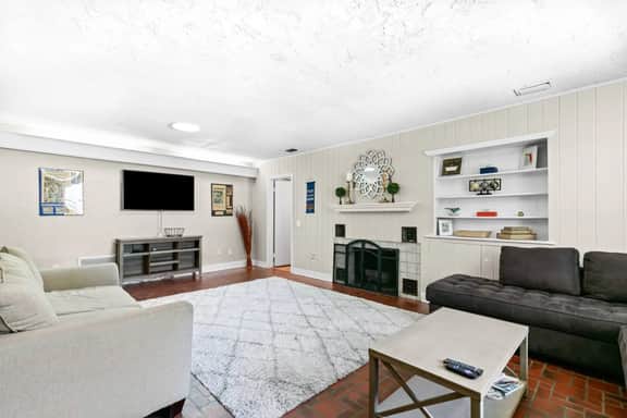5 Bedroom House Walking Distance to UF/ Swamp