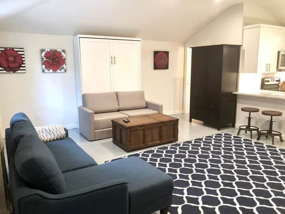Beautiful Guest Studio- Sleeps 4- Walk to Stadium