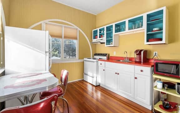 Beautiful, Historic 1 BR Apartment- Walk Downtown -The Turret