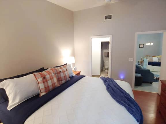 Centrally located 2 bedroom condo for 6 people