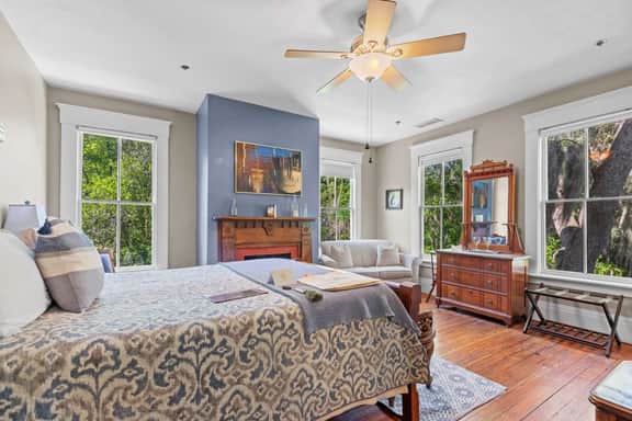 Downtown Beautiful 5 Bedroom with Large Yard
