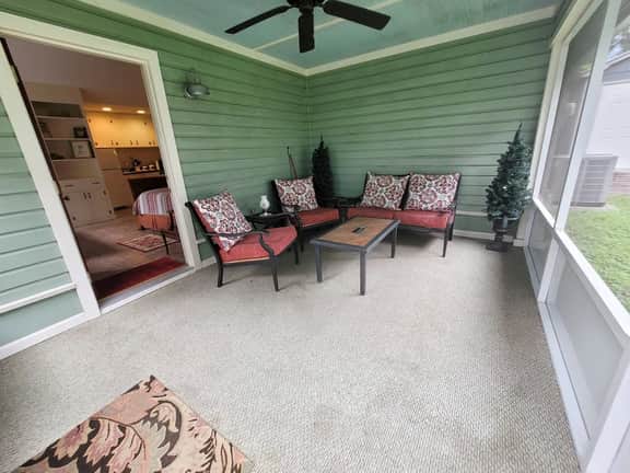 Downtown Guest Studio with Porch and Spa Tub Spats