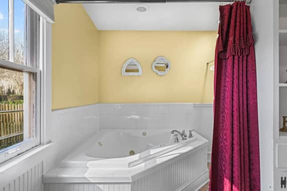 Downtown Guest Studio with Porch and Spa Tub Spats
