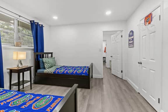 Gator Pad Near UF – Sleeps 7 w/ Game Room