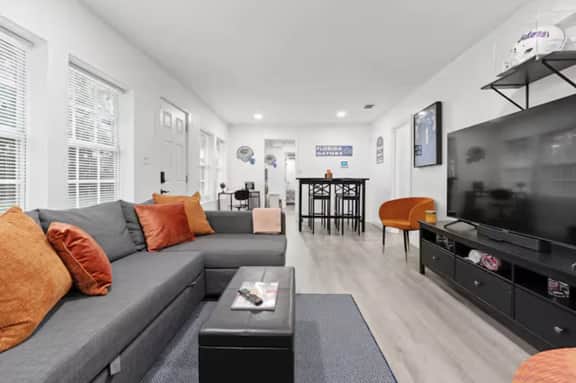 Gator Pad Near UF – Sleeps 7 w/ Game Room