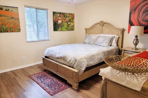Large 1 BR Condo - Next to Oaks Mall and Hospital