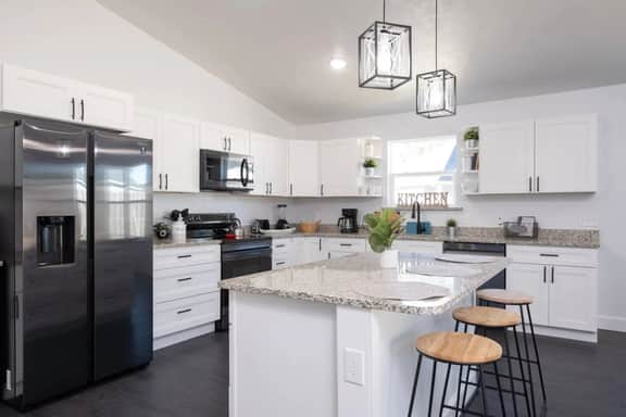 New Home- Sleeps 8 -Near Gainesville & Springs